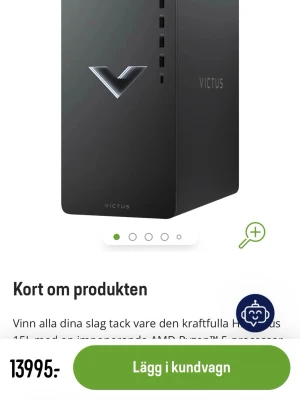 HP Victus stationär gamingdator - Snygg och modern stationär dator från HP Victus-serien. Svart chassi i metall med en stor, upplyst V-logga på framsidan och flera USB-portar. Perfekt för gaming och krävande uppgifter tack vare kraftfull hårdvara och stilren design.