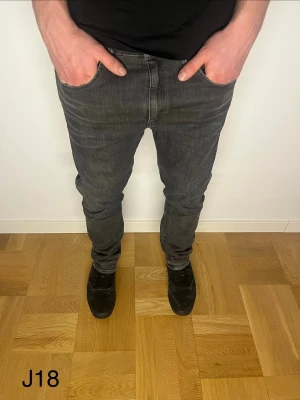 Mörkgråa G-star jeans  - Mörkgråa G-star jeans med storlek W30 L32. Hör av dig kring minsta funderingar!