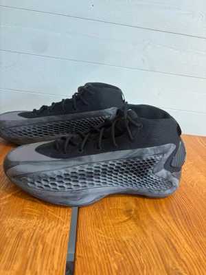 Anthony Edwards 1 mid basketball skor  - Säljer ett par basketskor i storlek 42 2/3.  Färg: Core Black / Charcoal / Carbon  Knappt använda då sonen slutade spela. 