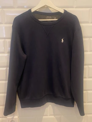 Ralph Lauren tröja - Super snygg Polo Ralph Lauren tröja, köpt för ett år sedan på NK men den kommer inte till användning längre så jag säljer den.  Självklart äkta (skanna qr kod)👍 Skick 9/10 (inga defekter eller fläckar) Storlek M (passar alla mellan 170- 190) Nypris 2100kr Skriv om du har frågor
