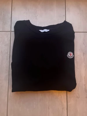 Svart sweatshirt från Moncler - Snygg svart tröja från Moncler. Tröjan har långa ärmar och ribbade muddar vid ärmslut och nederkant. Perfekt för en clean och stilren look.Osäker ifall äkta därav pris, vid funderingar fråga gärna!🔱
