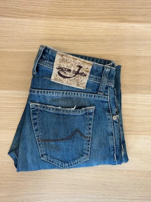 Jacob Cohën Jeans | 688 C - Jacob Cohën jeans i snygg tvätt😁| W31 | Modell: 688 comfort | Defekter: Ja, lätt slitning i skrevet och sliten back patch (se bilder) | Midja: 39 cm | Längd: 104 cm | Innerbenslängd: 79 cm | Måttavvikelser +-1 cm | Modellen är 175 cm och väger 70 kg | Tveka inte att kontakta mig vid frågor😁