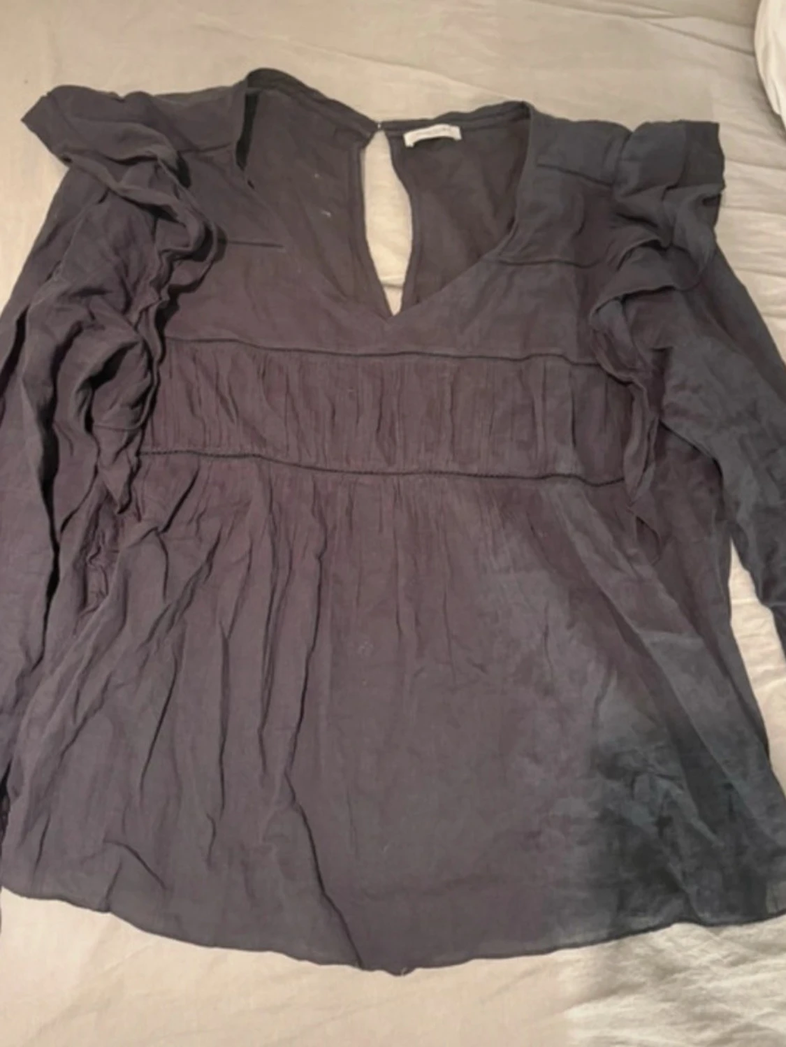 Svart blus med volang från Hunkydory