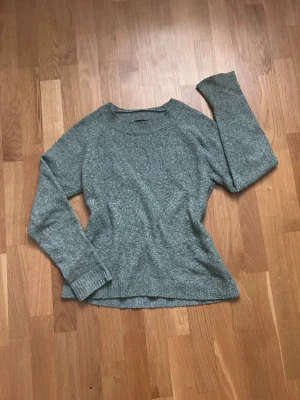 Grön stickad tröja - Mysig grön stickad tröja med rund halsringning och långa ärmar. Tröjan är från Vero Moda 💕