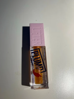 Maybelline Lifter Plump - Oöppnad Maybelline lifter plump i färgen 008 Hot Honey Förpackningen är ”skrapad” då den varit i en låda och haft grejer på sig.