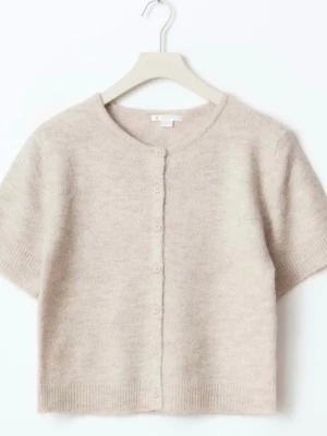 Beige kortärmad kofta i mjuk ullmix - Supersöt beige kofta med korta ärmar och rund hals. Koftan har knappar framtill och är stickad i en mjuk, fluffig ullmix. Perfekt att slänga över ett linne eller klänning för en chill look.