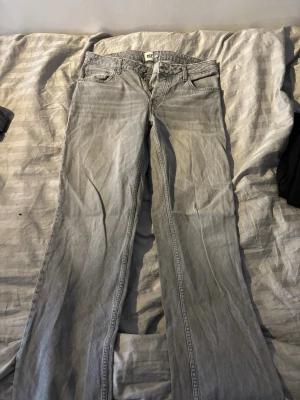 Ljusgråa raka jeans, lager 157 - Snygga lager 157 jeans, raka i modellen. Jeansen är i bra skick, endast används några gånger, säljer pågrund av för liten storlek!