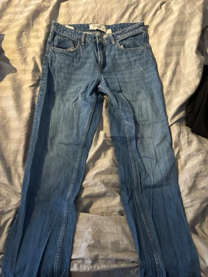 Blå raka jeans H&M - Blåa raka jeans från H&M, nästan oanvända!
