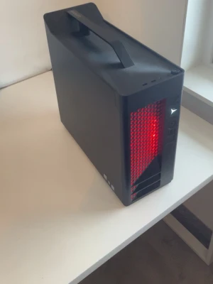 Lenovo Legion T530 - RTX 2060, 512 GB SSD, 16 GB ram, i5 9 th gen - Jag säljer nu min välfungerande och fina Lenovo T530-28ICB!  Datorn presterar mycket bra i moderna spel.   I Fortnite kunde jag få upp mot 315+ FPS på low settings; se bild  Datorn har Windows 11 Home installerat; det är bara att börja använda den!  Jag har återställ datorn och rengjort den - bara att börja spela direkt vid start!   Specifikationer:   - Grafikkort (GPU) : Nvidia GeForce RTX 2060- Processor (CPU) : Intel(R) Core(TM) i5-9400F - Minne (RAM) : 16 GB DDR4 - 500 GB NVMe SSD : Snabba l