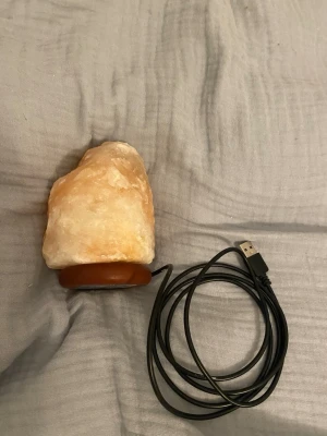 Saltstens lampa  - Rosa saltstens lampa från normal. //skriv om ni undrar om något 💕(läs min profil)