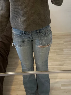 Ljusblå bootcut jeans  - Säljer ett par ljusblå jeans med bootcut passform. De är mina absoluta favorit jeans men har alldeles för många🥹💗