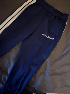 Palm Angels Byxor - Blåa Palm angels 💙Tröttnat på dom. Dock i riktigt fint skick🌴