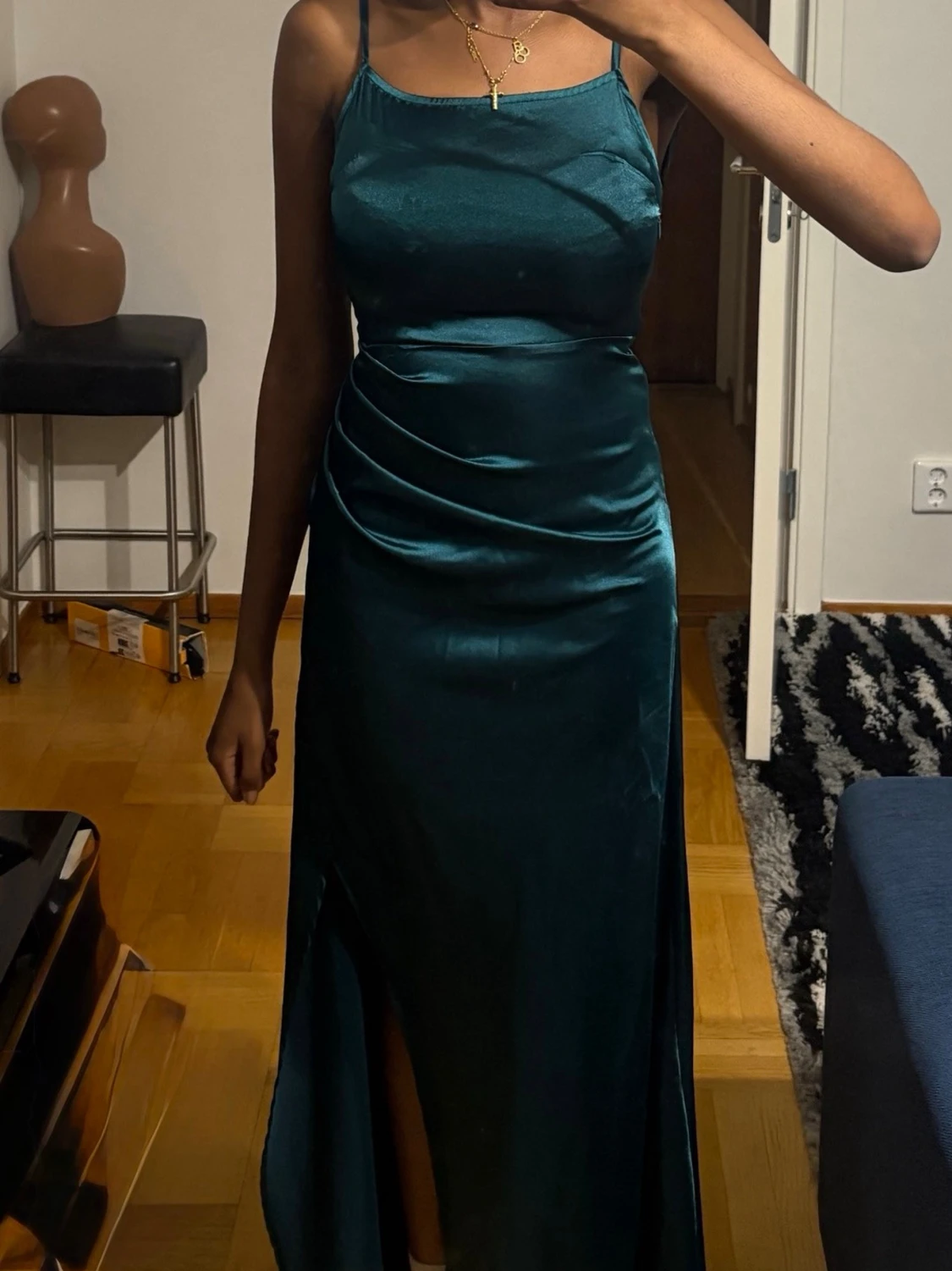 Lång blå satinklänning med öppen rygg - 1