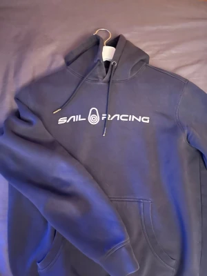 Sail Racing Hoodie - Liten i storleken.