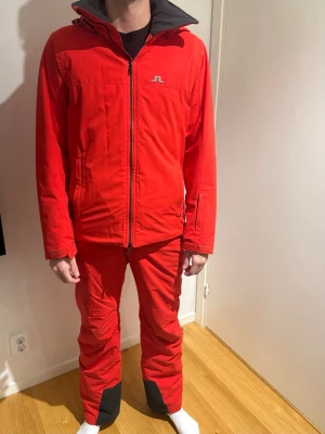 J.Lindeberg skidsett  - Säljer detta välvårdade och snygga J.Lindeberg sett. Settet är bra värmande och riktigt bra skick. Skick 8/10, pris :- 1099 retail :- 3000. Öppen för prisförslag🙌