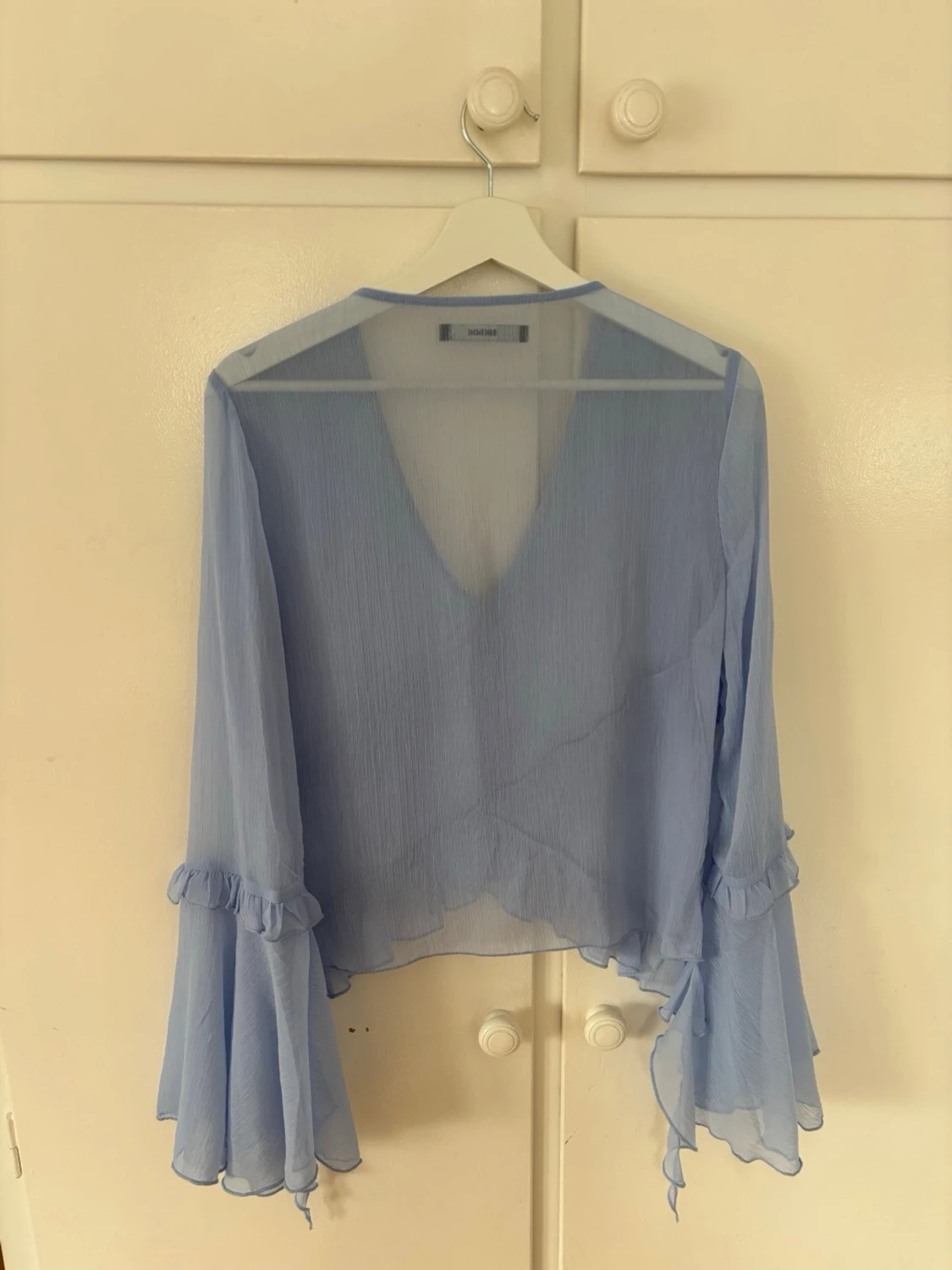 Ljusblå volangblus från BikBok - 2