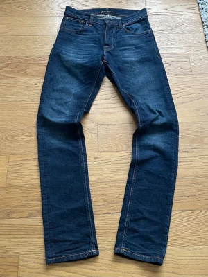 Nudie jeans Grim Tim - Tjena! Säljer nu dessa Nudie jeans Grim Tim. Storlek 30x32. Skick 9/10. Nypris på dessa är ca 1800 och mitt pris 599, (pris kan diskuteras vid snabb affär). Hör gärna av er vid minsta fundering/fråga. MVH JL Sellout 