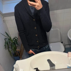 *NYSKICK* Selected Homme Cardigan - Tja! Säljer en sjukt fet stickad cardigan från Selected Homme. Sjukt varmt bra material och riktigt bra passform. Ny utan prislappar. Hör av dig om du har någon fundering!