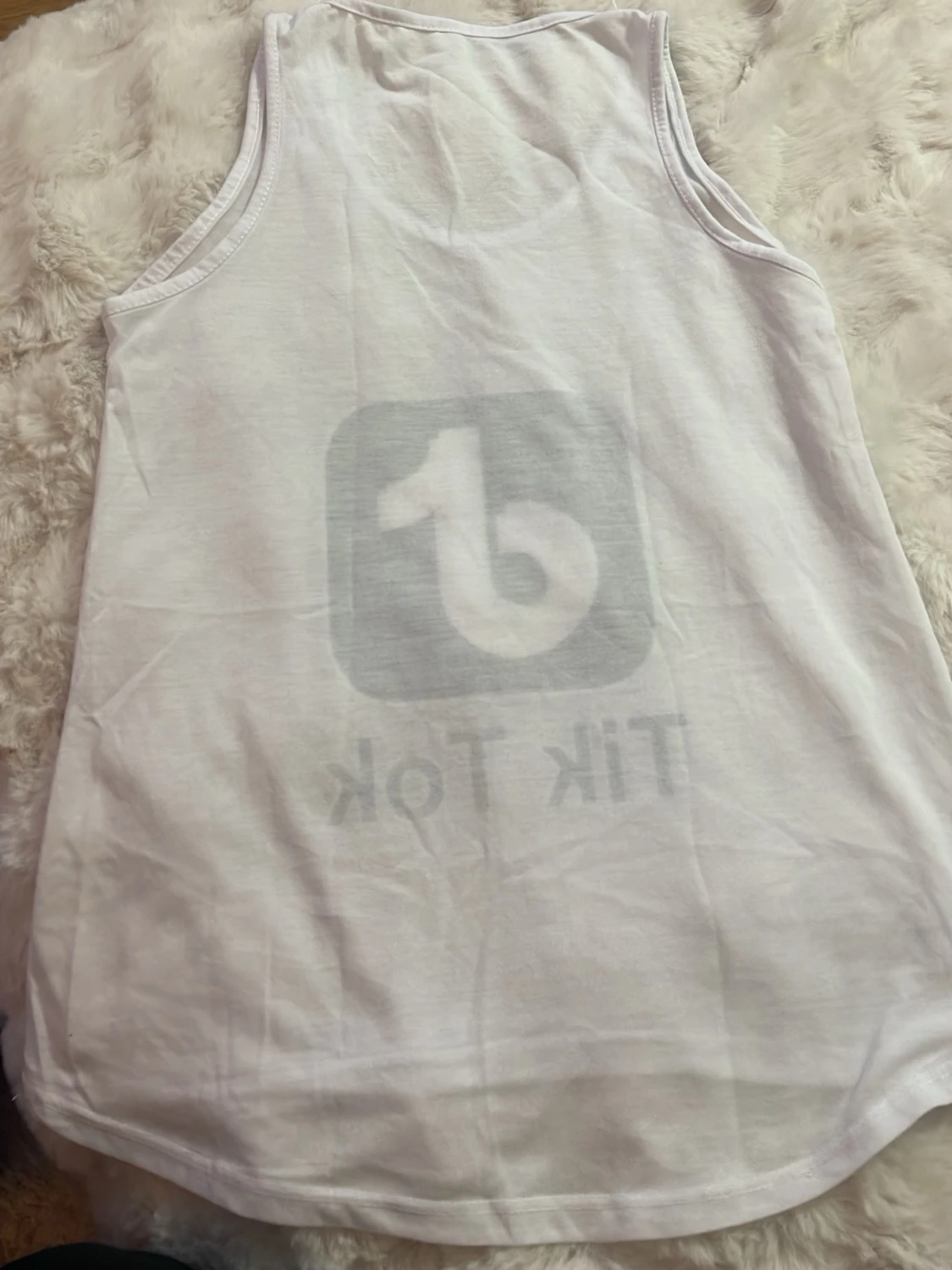 Vit TikTok linnetopp - 1