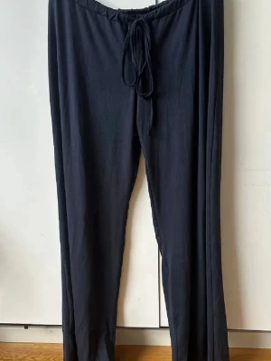 Marinblå mjukisbyxor med snörning - Säljer mina mjukis byxor då dom aldrig kommit till användning men prislappen är bortklippt. Super skönt material och rak i benen🥰