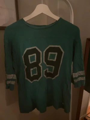 Trekvartärmad T-shirt - Washed out T-shirt i college stil. Kolla gärna i min profil för att köpa i bundle och få rabatter!💗