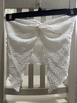 Vit bandeau topp - Trendig vit bandeau topp med skrynklig struktur. Använd 1 gång! 