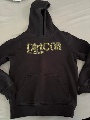 Svart DirtCult hoodie med tryck - Svart hoodie från DirtCult. I använder fint skick. Stl 146/152 liten i modellen 