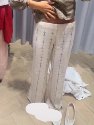 Byxor med broderi - Säljer byxor med broderi!🤍