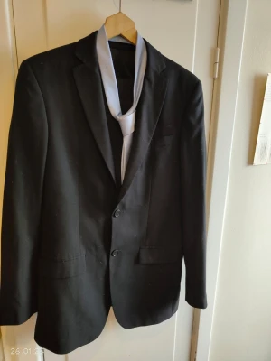 Kostym - Kostym, kavaj Strl 46long, byxa strl w30L32 ljusblå slips ingår.