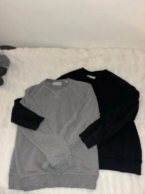 2 sweatshirts från Pier One, grå & svart  - 2 stycken snygga tröjor från pier One storleken är 160 men passar även folk som är runt 165 om man vill ha en lite mer slimmad fit båda är riktigt sköna och simpla tröjor perfekt till vardagen de är även varma 