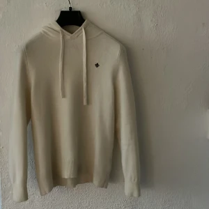 Beige hoodie med broderad logga - Säljer en stilren beige hoodie från Morris med broderad logga på bröstet. Hör av er om minsta fundering. Säljer pga för liten för mig. Det är storlek M sitter som S. Den är helt ny. 