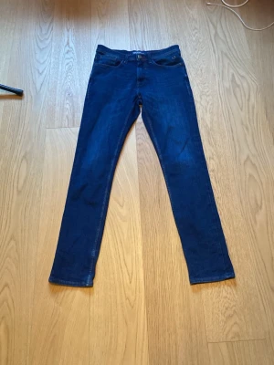 Jeans blend jet slim  - Snygga mörkblå blend jet jeans med klassisk femficksdesign och raka ben. Jeansen har en modern passform och är tillverkade i slitstarkt denimtyg som passar perfekt till din vardagsstil.