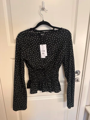 Ny prickig blus med prislapp kvar - Helt ny prickig blus med prislapp kvar. Säljs då den tyvärr var för liten och datumet för retur har passerat. Aldrig använd, endast provad. Jättefin modell som passar både till vardag och fest. Skickas snabbt 📦✨