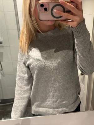 Ljusgrå stickad tröja - En super fin basic ljusgrå stickad tröja med rund halsringning och långa ärmar.🫶🏻