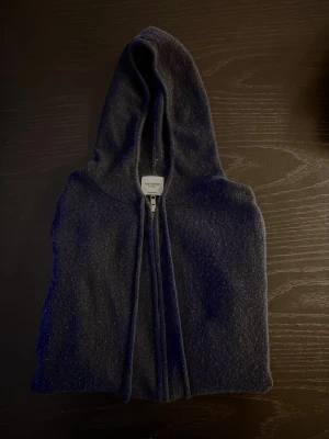 Mörkblå hoodie från John Henric  - Mysig mörkblå hoodie från John Henric i med dragkedja framtill. Materialet är 100 procent kashmere. Säljer på grund av att jag växt ur den. Svarar gärna på frågor