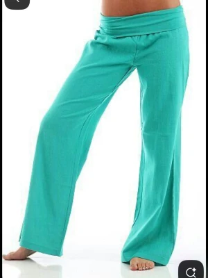 Turkosa fold over byxor - Säljer mina turkosa byxor som har en fold over kant, super snygga, mer turkosa i verkligheten men svårt att få färgen på bild. Storlek xs-M då de har stretch. Älskar dessa byxor så säljer bara för bra pris. Jag är 175 för referens. Kom med bud