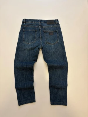 Dolce & Gabbana jeans  - Marinblåa Dolce & Gabbana jeans //  Mycket bra skick //  Storlek 31 //  Mått  Midja bredd 40cm  Längd 89cm Innerben längd 61cm  Lårvidd 27cm  Benöppning 16cm  Skriv vid minsta fråga eller fundering🤝
