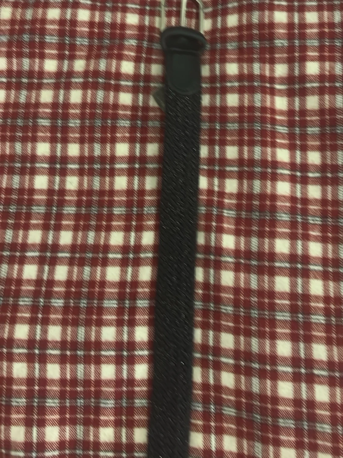 Svart flätat bälte med metallspänne