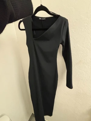 Zara klänning - Svart klänning från Zara. Skriv vid frågor. Använd 1 gång.