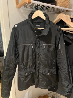 Fin jacka från Dobsom i strl XS herr - Snygg jacka i svart färg som inte riktigt passade mig. Nypris 1199kr. 
