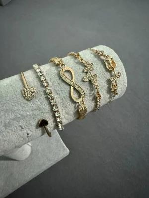 Guld Armband Set - Helt nya aldrig använda. Rostfritt stål. Justerbar.