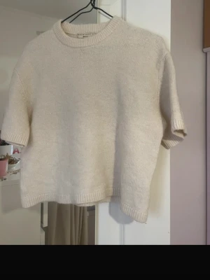 Beige stickad t-shirt  - Kortärmad stickad t-shirt i mjuk beige ullmix. Nästintill oanvänd❤️