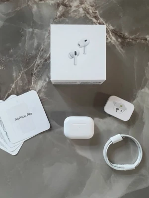 Apple AirPods Pro trådlösa hörlurar - Säljer ett par vita Apple AirPods Pro med laddningsetui och USB-C kabel. Hörlurarna har in-ear design och levereras med originalförpackning och manualer. Perfekta för dig som vill ha grymt ljud, brusreducering och smidig anslutning till iPhone.