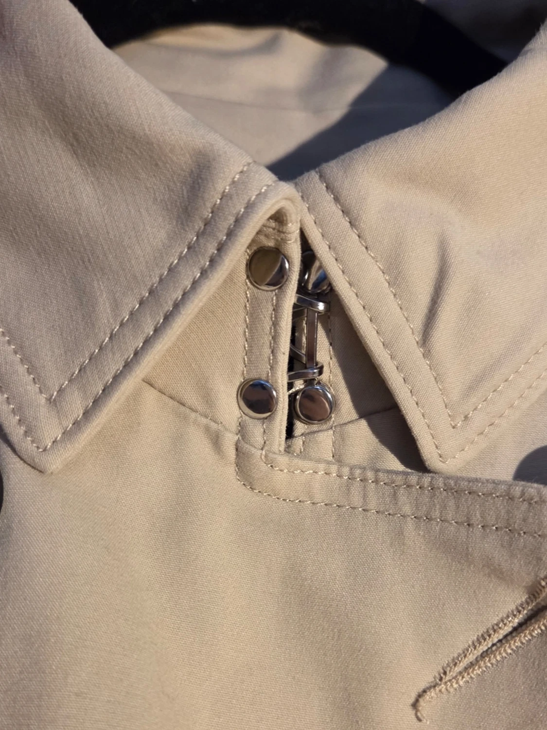 Beige trenchcoat med knappar - 1