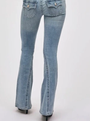 True religion jeans joey - Ljusblåa true religion jeans i modellen joey. Jätte fin passform , endast använda 2-3 gånger. De är lågmidjade och är strechiga. De är även uppsydda lite så passar perfekt om du är runt 160-165 och kortare .Super snygga kom  dm för mer info🤍