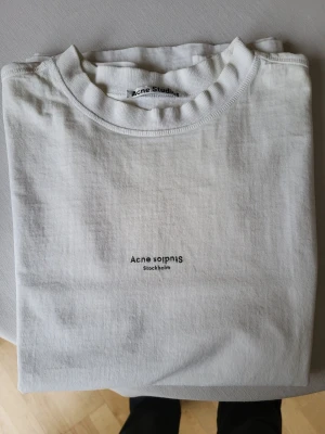 Acne T-shirt  - T-shirt från Acne Studios. Storlek XS, men är oversized. 