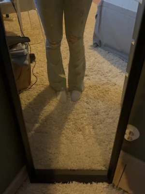 Ljusblå bootcut jeans med slitningar - Skitsnygga ljusblå jeans med slitningar, som tyvärr aldrig kommit till användning. Perfekt för skolan💗💗