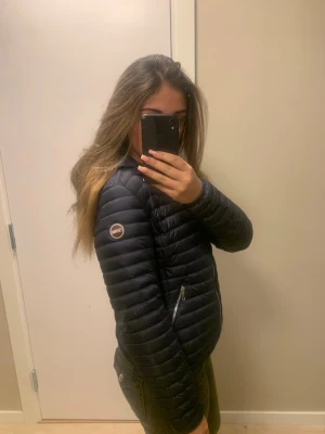 Snygg marin blå Colmar jacka  - Snygg marin blå jacka ifrån Colmar, quiltad design och dragkedja framtill. Jackan har en smal passform och två fickor med dragkedja. Perfekt för kyliga dagar och enkel att matcha med olika outfits.HELT OANVÄND,PRISET GÅR ATT DISKUTERA!!