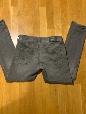 Gråa replayjeans - Stiliga gråa replay jeans i strl 12a, höjd 150 cm