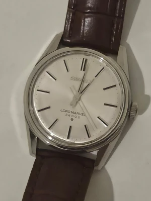 Seiko Lord Marvel 36000 herrklocka - Denna klocka är otroligt, den enda på marknaden från just detta år 1974, i pristint skick som man bara kan drömma om, manuell klocka med en frekvens på 36000 vph har du chansen att dra vinstlotten.  Klockor i dethär kalibret säljes för 8000-200k så köp den nu när du har tid och pengar för att investera i din framtid.